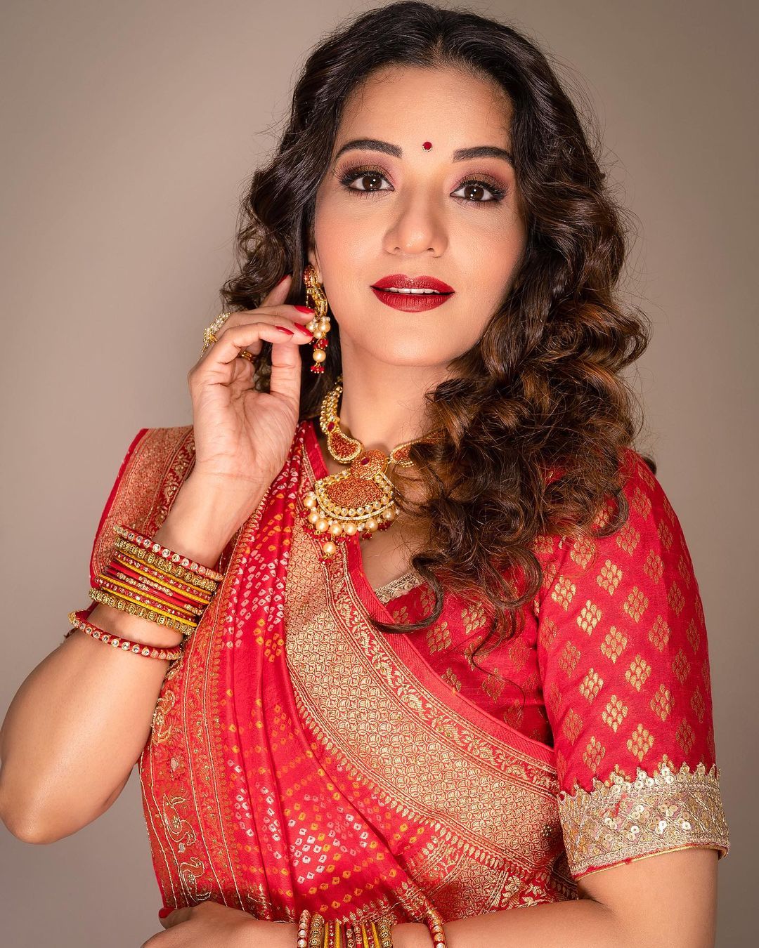 माथे पर बिंदी…हाथों में दीया नई-नवेली दुल्हन की तरह सजी दिखीं मोनालिसा, तस्वीरें देख फैंस हुए दीवाना