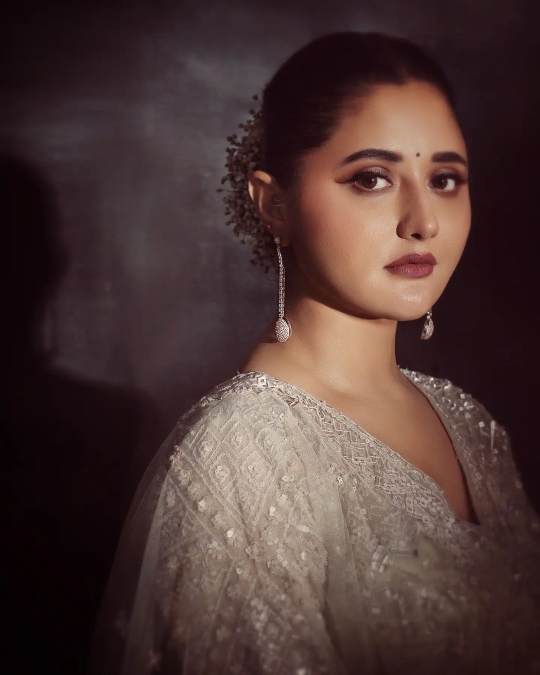 रश्मि देसाई ने बालों में लगाया गजरा, अनारकली सूट पहन दिए कातिलाना पोज, देखें फोटो