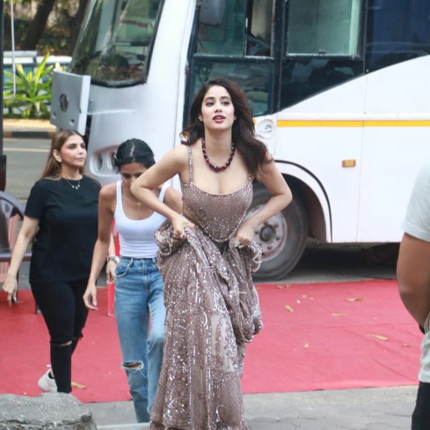 घेरदार लहंगा पहनकर शूट के लिए पहुंचीं Janhvi Kapoor, संभालने के लिए लेनी पड़ी शख्स की मदद! देखें तस्वीरें
