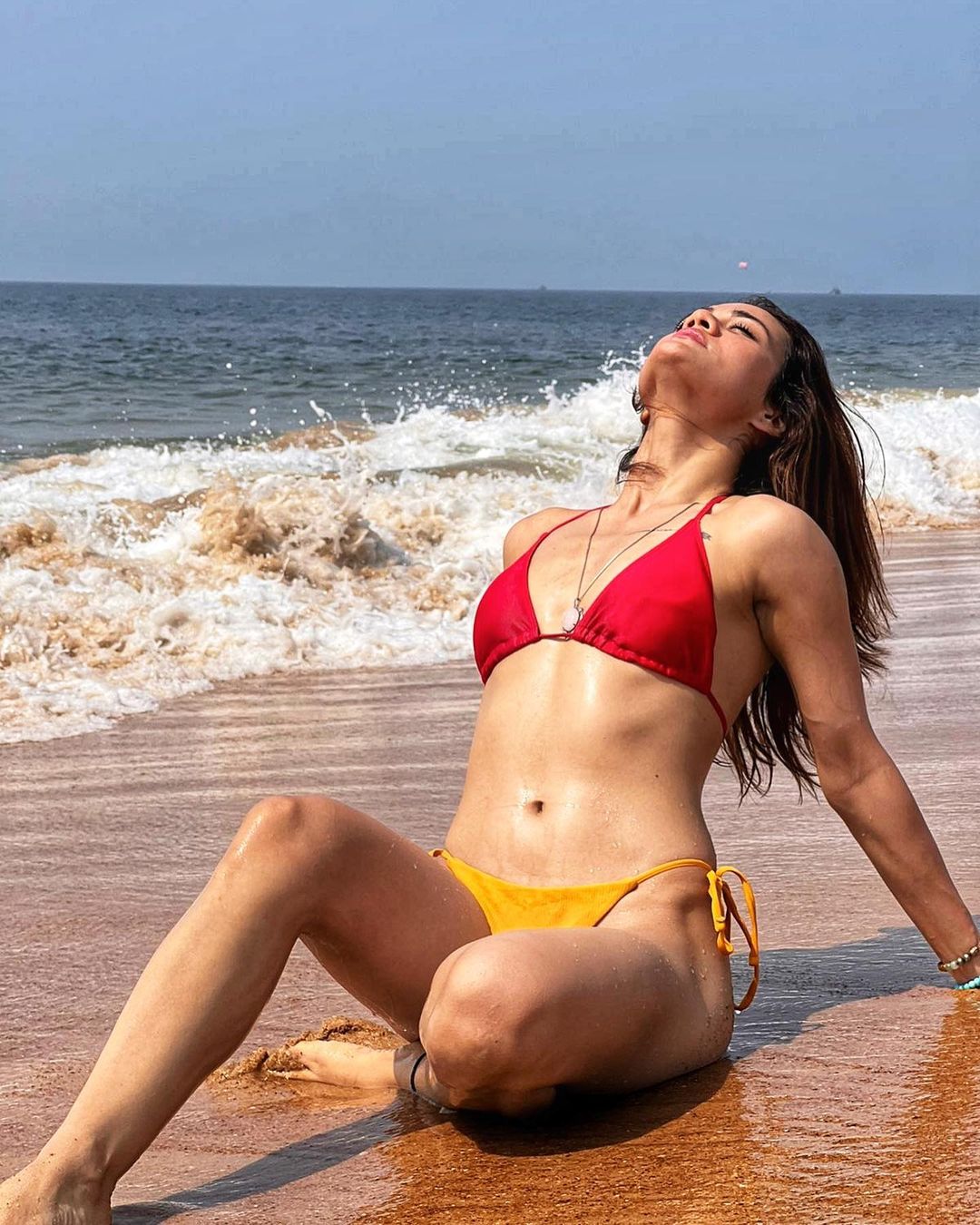 बिकिनी पहन तारक मेहता फेम इस मशहूर एक्ट्रेस ने इंटरनेट पर मचाई सनसनी, देखिए फोटोज