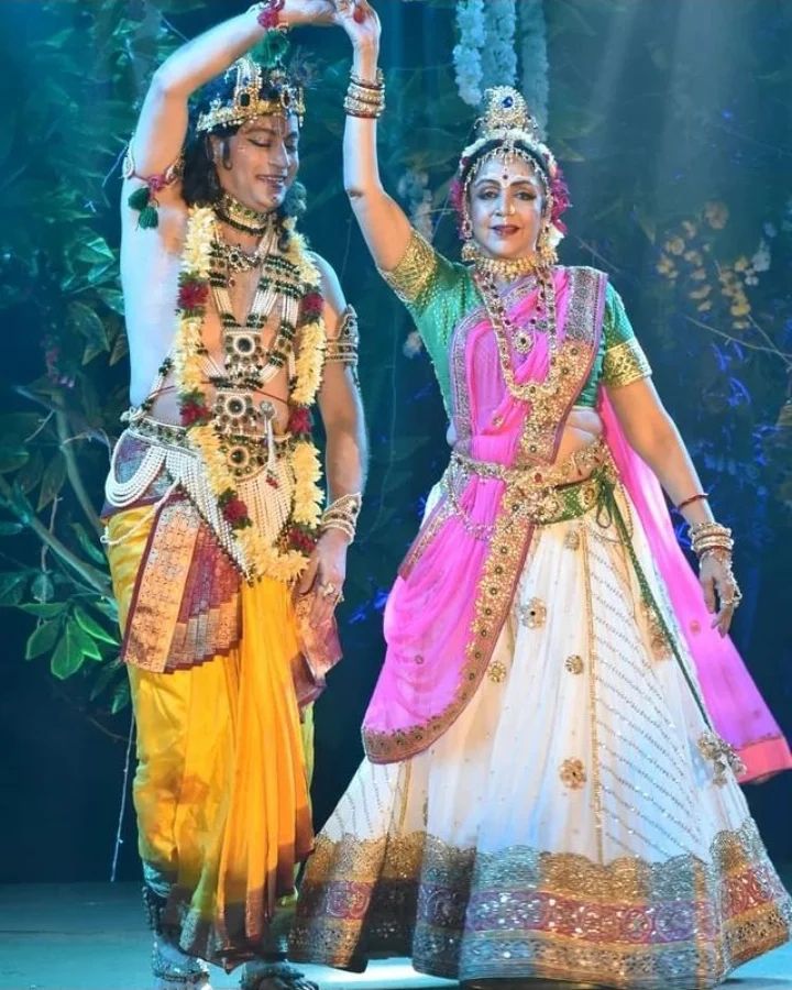 राधा रानी बन Hema Malini ने कृष्ण संग रचाया रास