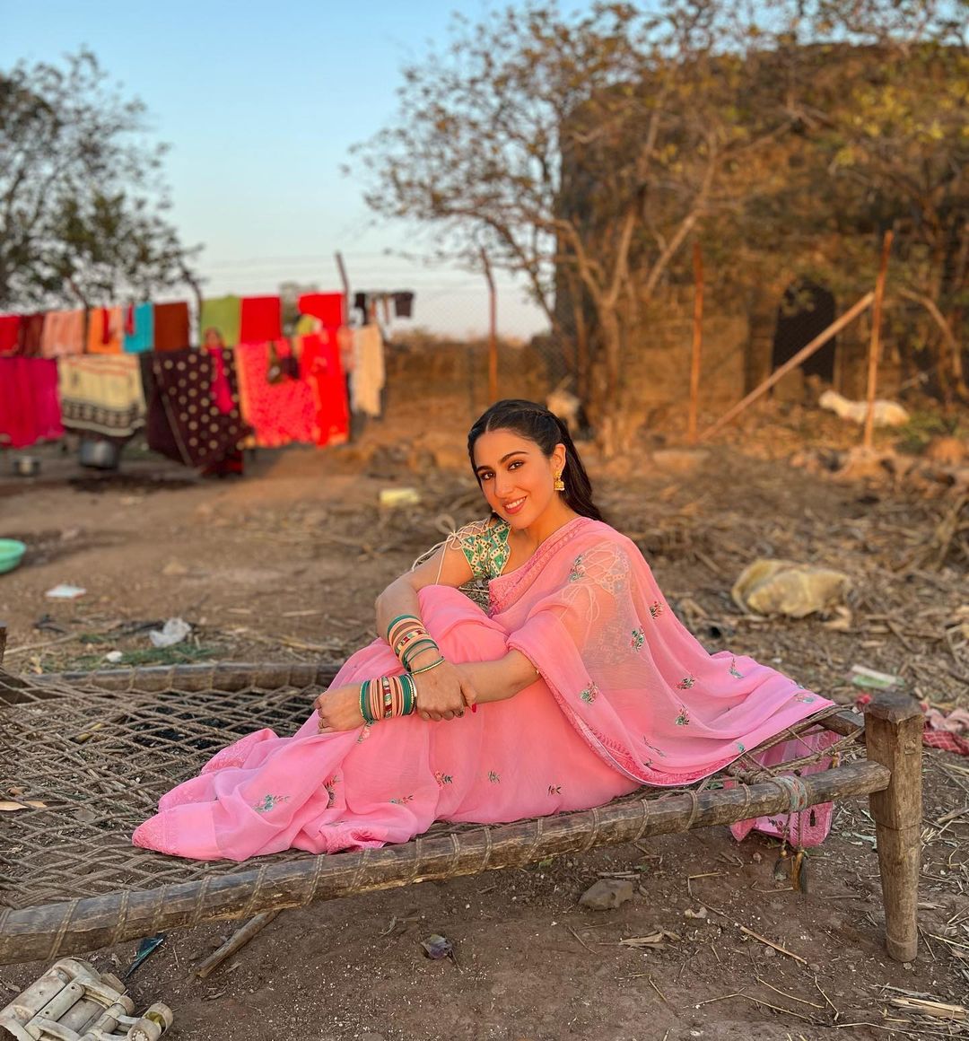 कचरे के पास खाट पर बैठकर सारा अली खान ने दिए ऐसे पोज, यूजर्स बोले – ‘कितना ढकोसला करती हो’