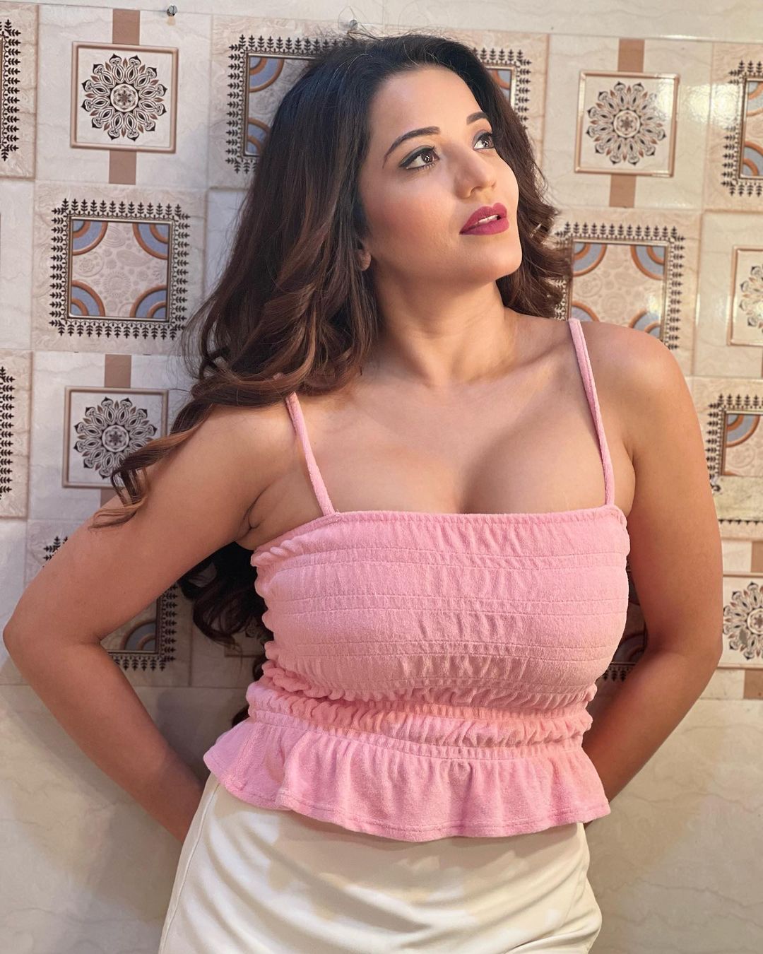 मिनी स्कर्ट के साथ मोनालिसा ने पहना डीप नेक टॉप, देखिए फोटोज