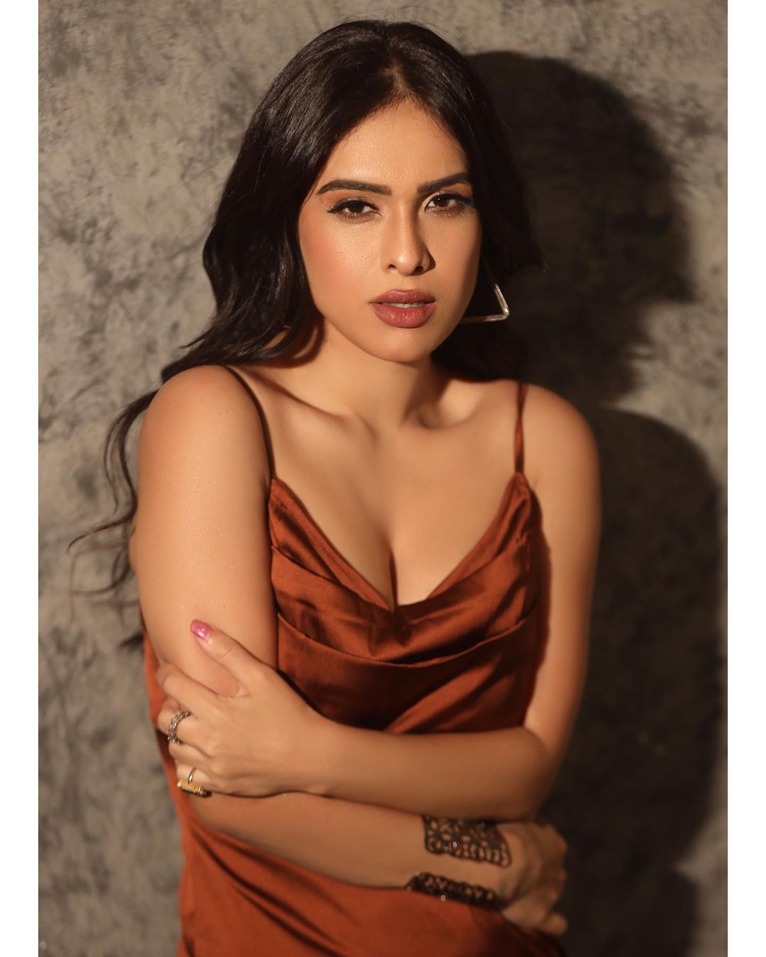 Neha Malik Photos: ब्राउन शॉर्ट ड्रेस में डार्क ‘चॉकलेट’ बनीं नेहा मलिक, एक्ट्रेस के कर्वी फिगर ने बढ़ाई फैंस की धड़कनें