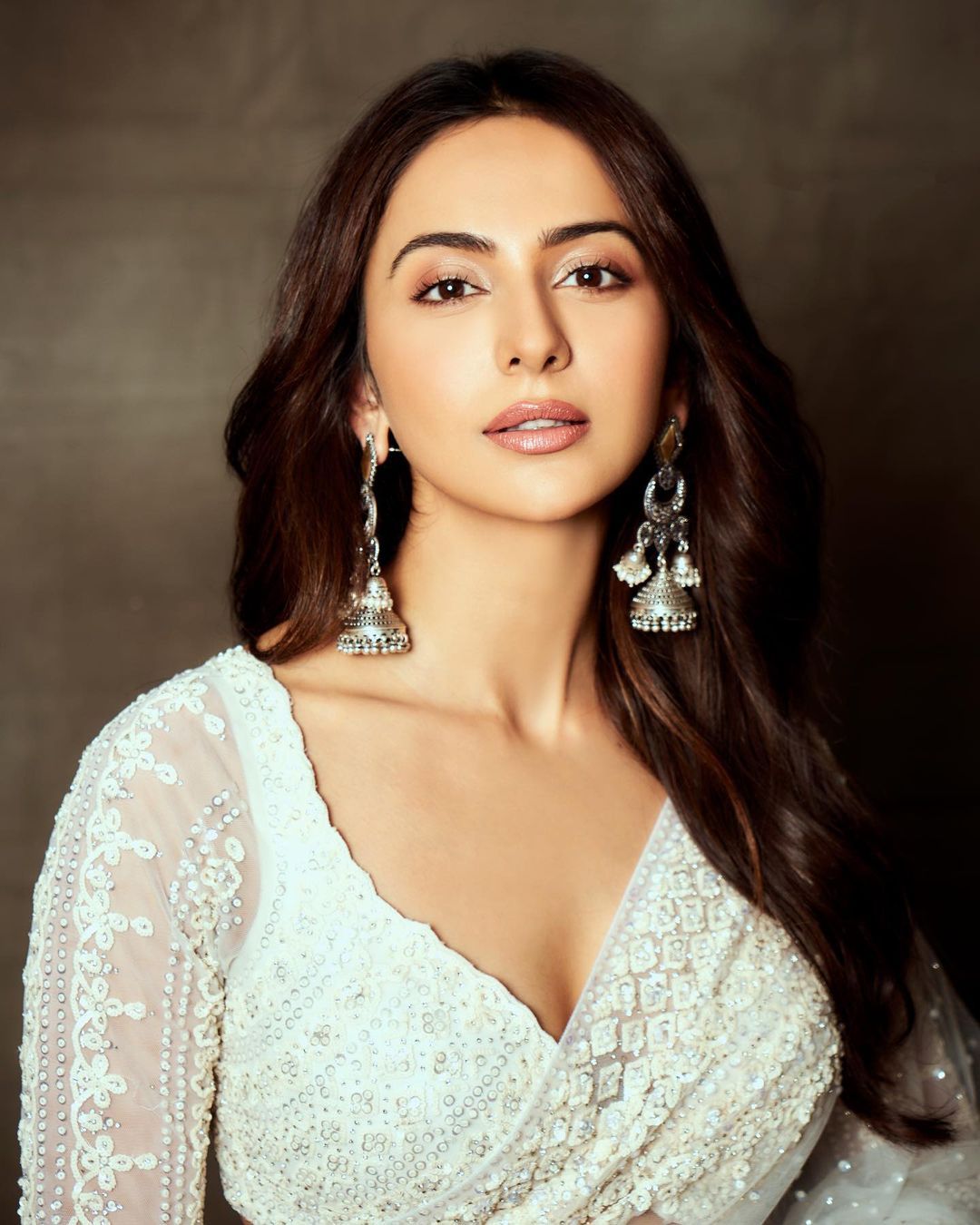 व्हाइट साड़ी में रकुल प्रीत सिंह के चेहरे का नूर देख उड़े फैंस के होश, देखें खूबसूरत तस्वीरें