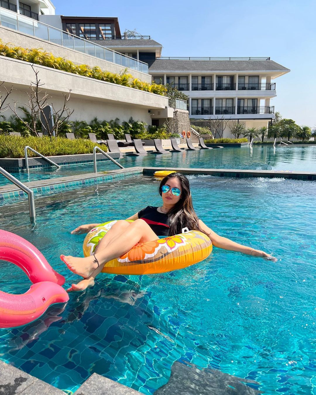 पूल में मरमेड बनी नज़र आईं पूजा बनर्जी, भोजपुरी क्वीन को देख डूब गया नमकीन समां