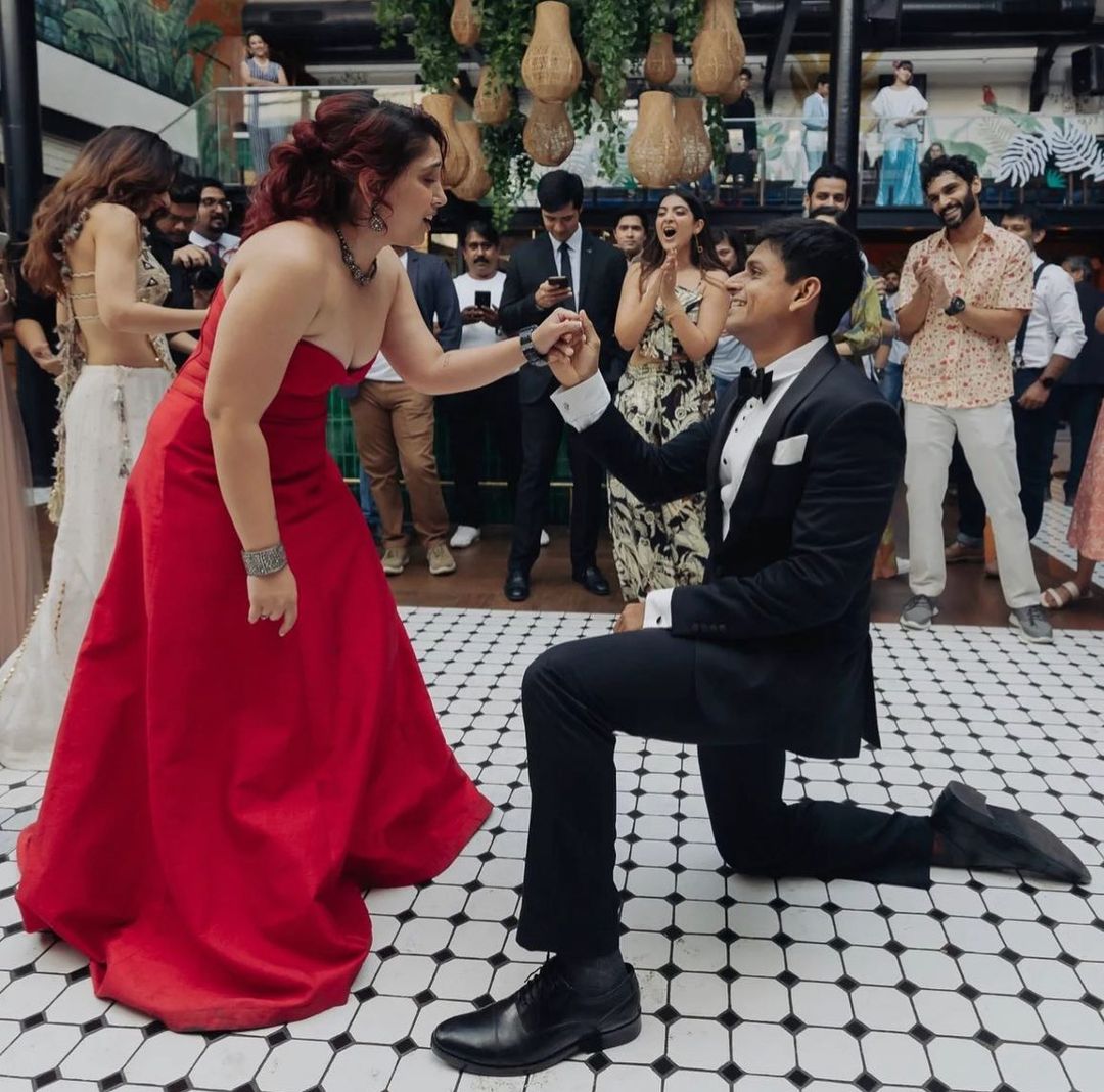सगाई में आयरा को घुटनों पर बैठकर प्रपोज करते नजर आए नुपुर, देखिए कपल की अनसीन तस्वीरें