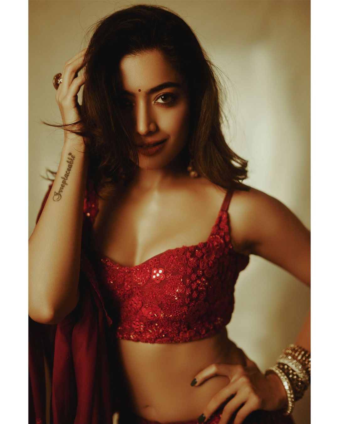 रश्मिका मंदाना के इस लाल लहंगे की कीमत में आ जाएगी एक कार