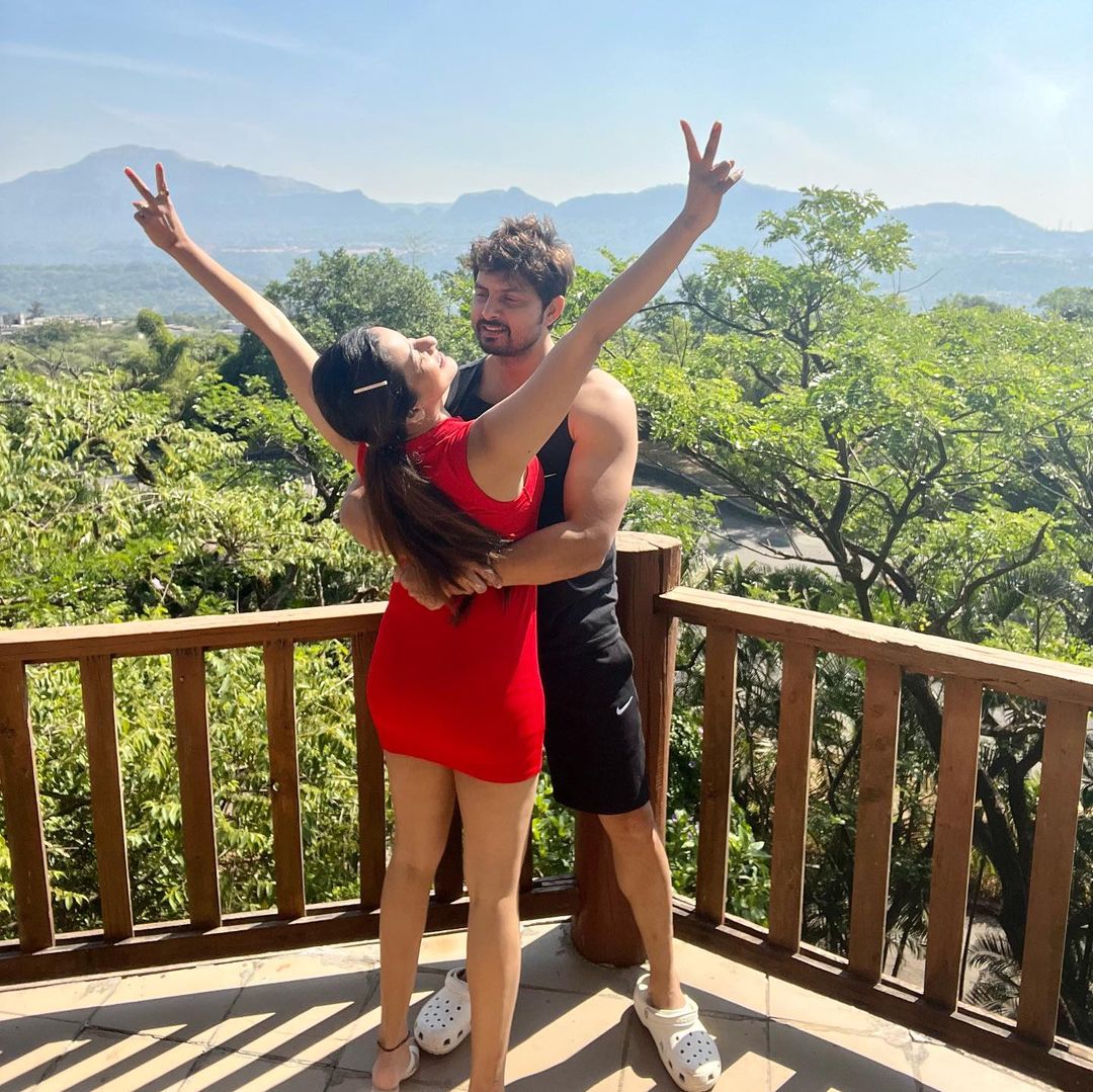 मोनालिसा ने पति की बाँहों में दिए हॉट पोज, देखें