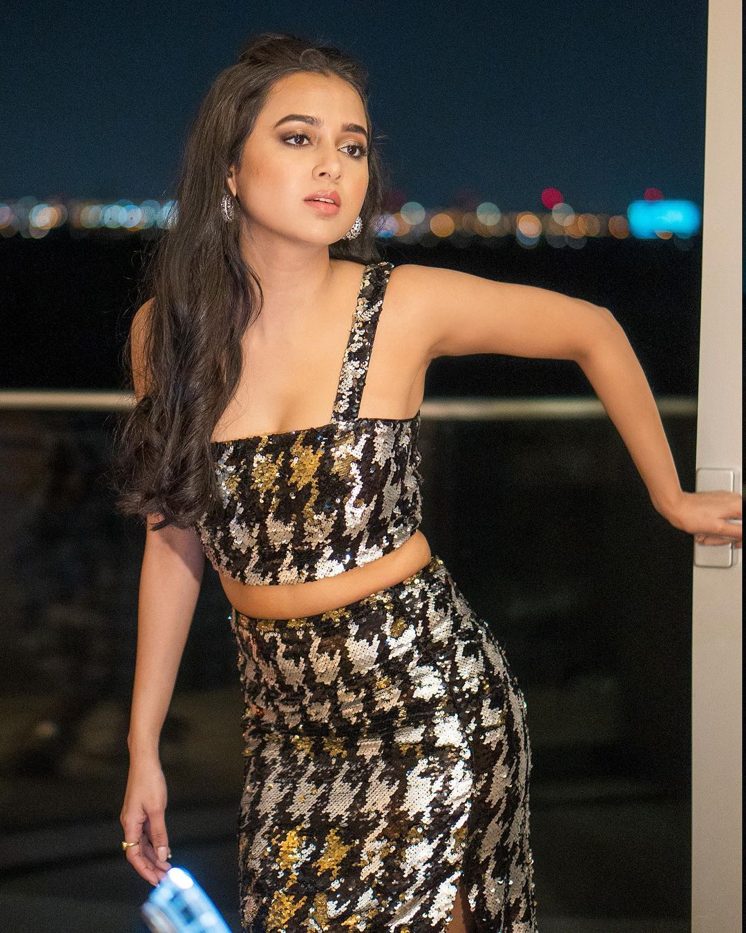 Tejasswi Prakash ने अपनी दिलकश अदाओं से लूट ली महफिल