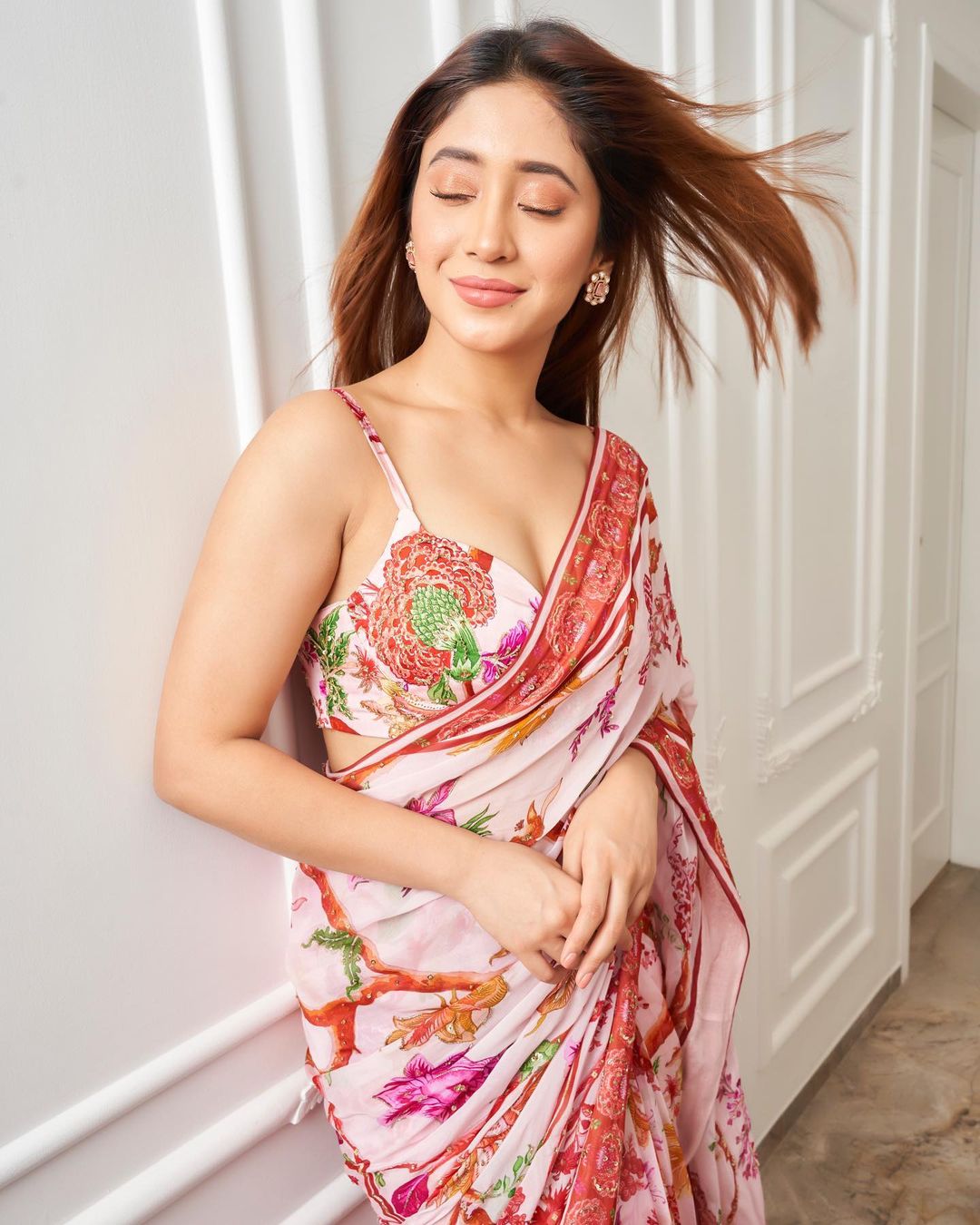 हवा में लहराया पल्लू…साड़ी में भी ग्लैमरस दिखती हैं शिवांगी