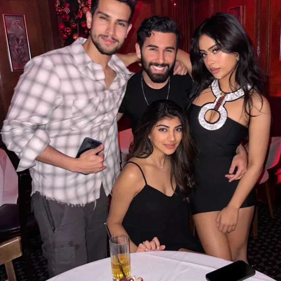 ब्लैक शॉर्ट ड्रेस में अजय की लाडली ने दिए किलर पोज