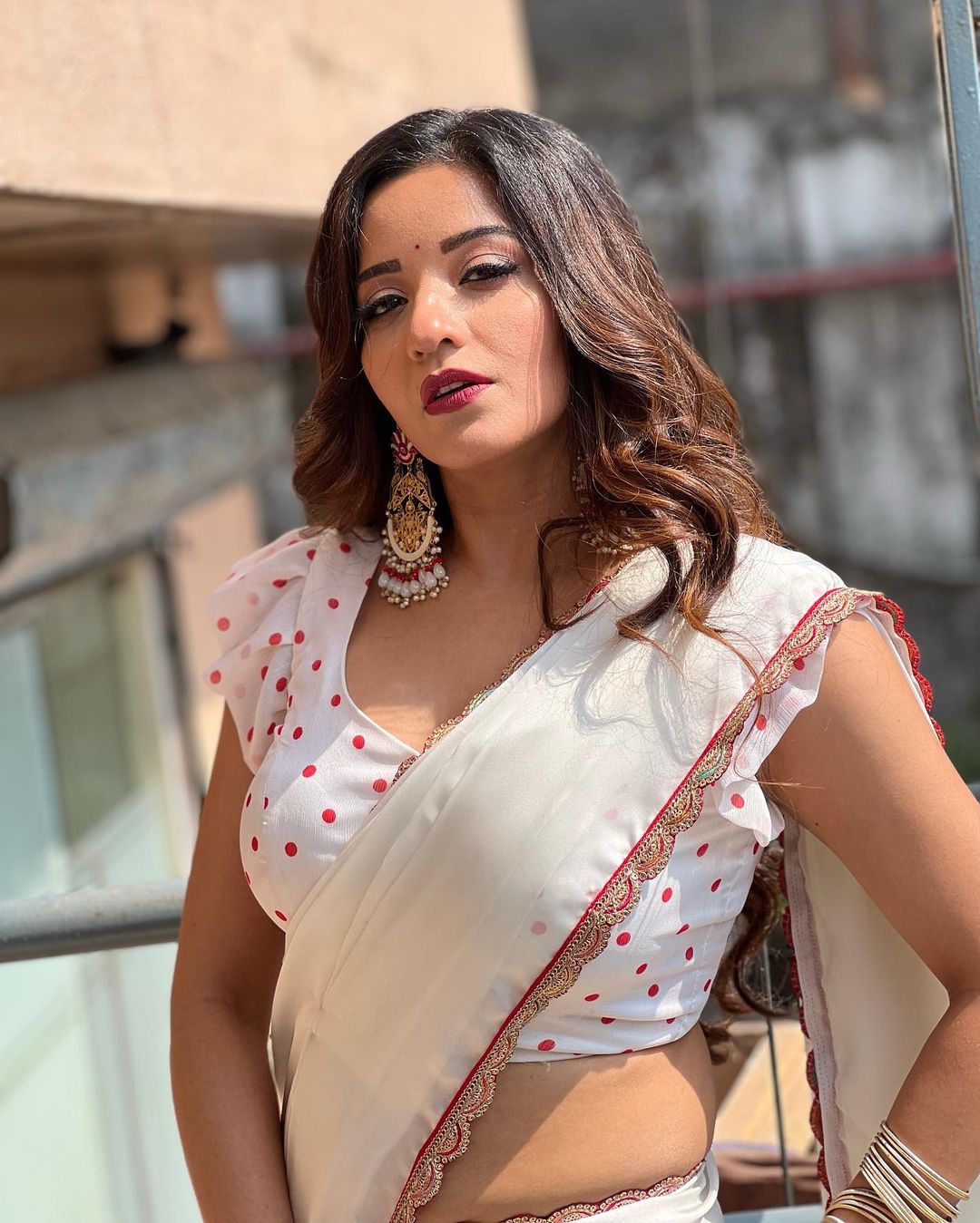 मोनालिसा ने सफेद साड़ी पहन पोस्ट की फोटोज, फैंस ने कहा- आसमान की अप्सरा