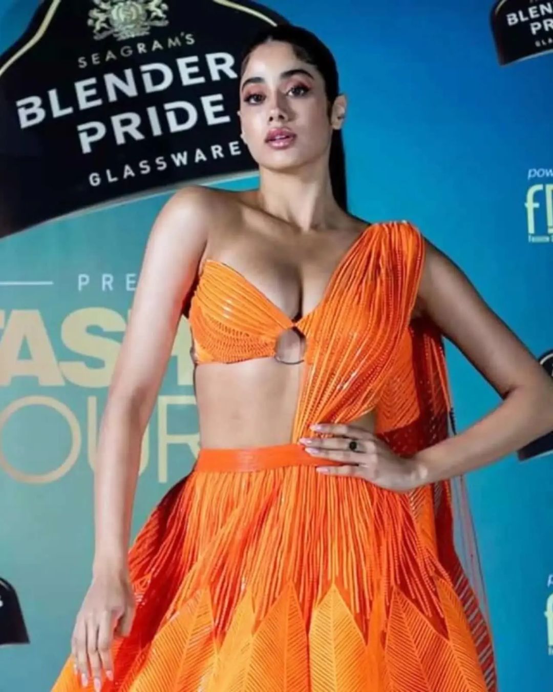 जाह्नवी कपूर ने ऑरेंज लहंगा पहन किया रैंप वॉक, देखिए फोटोज