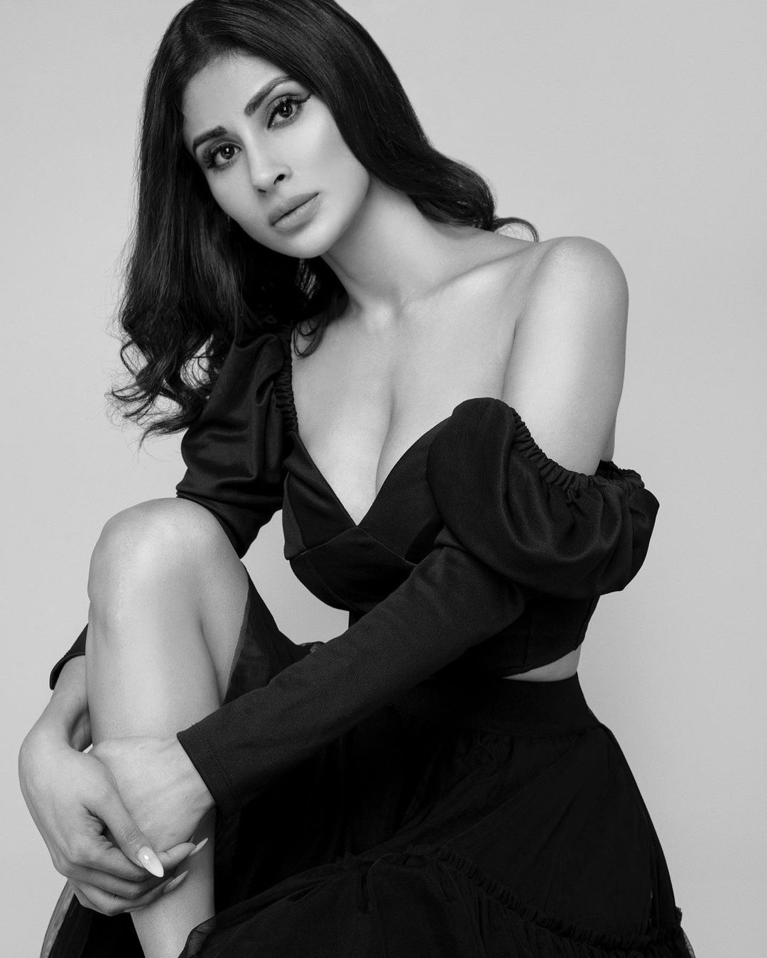 लाखों के बूट्स पहन रेगुलर ऑउटफिट को ऐसे लग्जरी टच देती हैं मौनी रॉय, कीमत जान उड़ जाएंगे होश