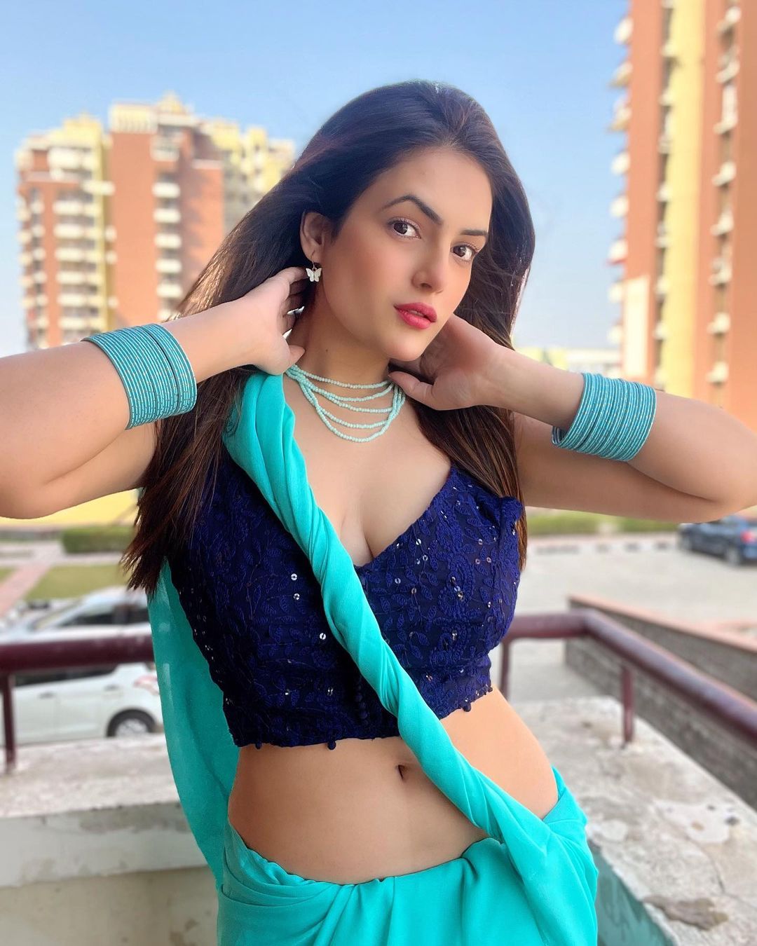 ईशा गुप्ता ने फ्लॉन्ट किया अपना परफेक्ट फिगर, नई तस्वीरों ने फैंस को बनाया दीवाना