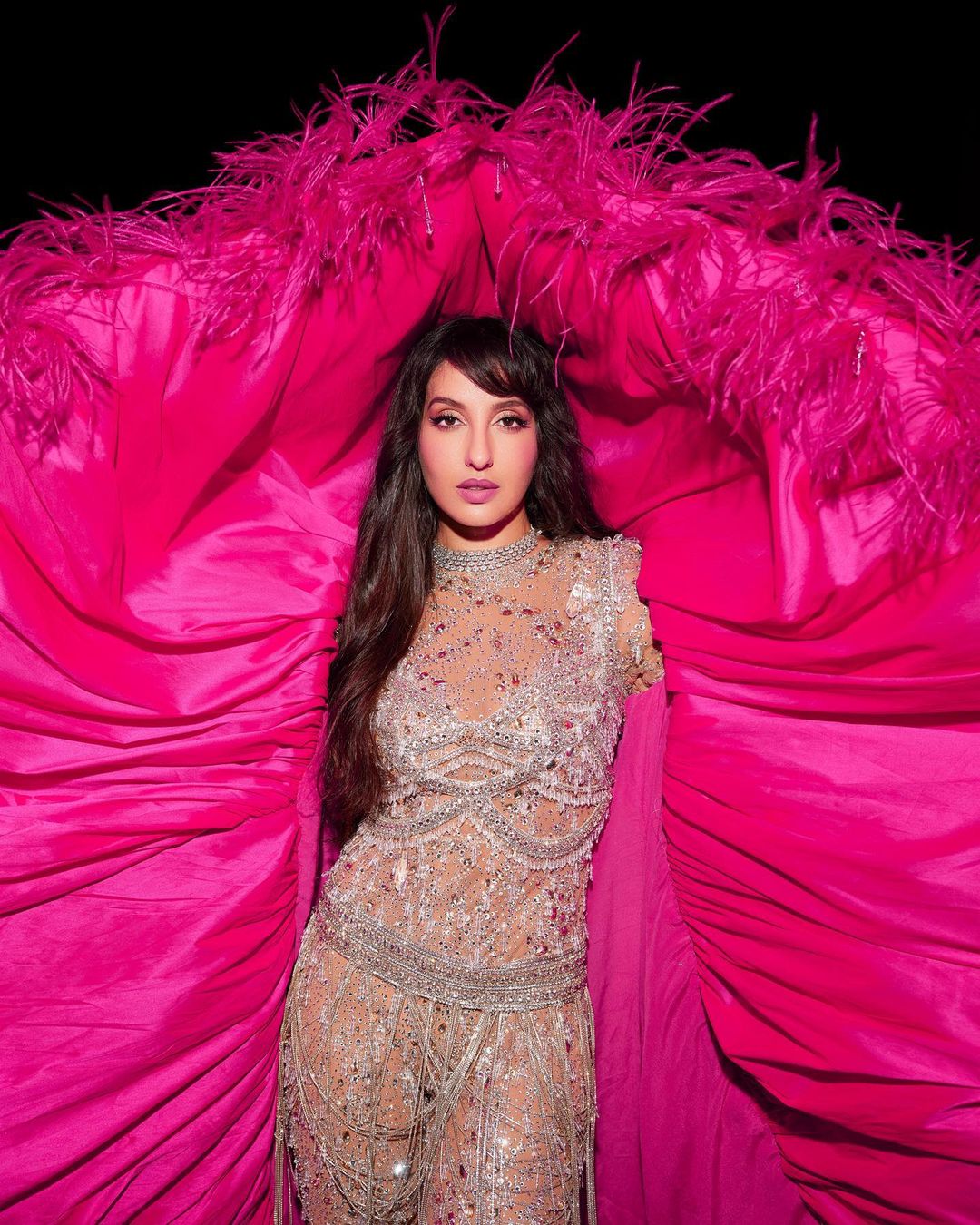 ट्रांसपेरेंट गाउन पर नोरा फतेही ने पहना ड्रामैटिक श्रग, लोग बोले- ‘शादी का टेंट क्यों ओढ़ लिया’