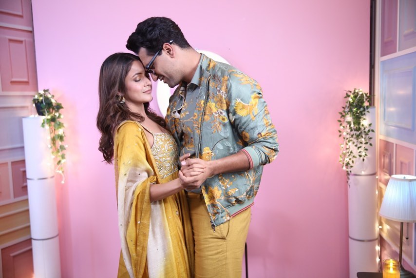 Shehnaaz Gill ने कैमरे के सामने विक्की कौशल संग दिए रोमांटिक पोज