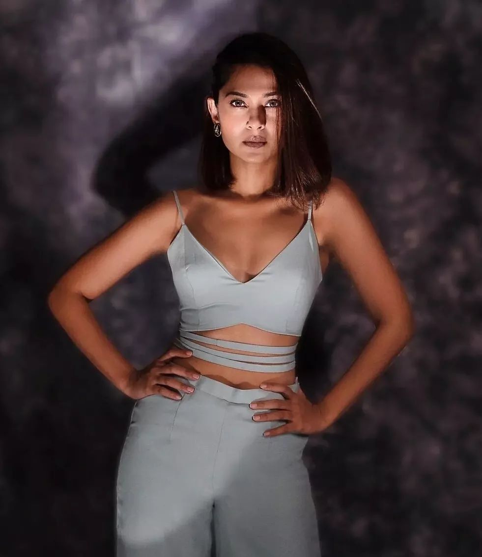 Jennifer Winget: जेनिफर विंगेट के बोल्ड अंदाज पर हो जाएंगे फिदा, फैंस पर चला जादू