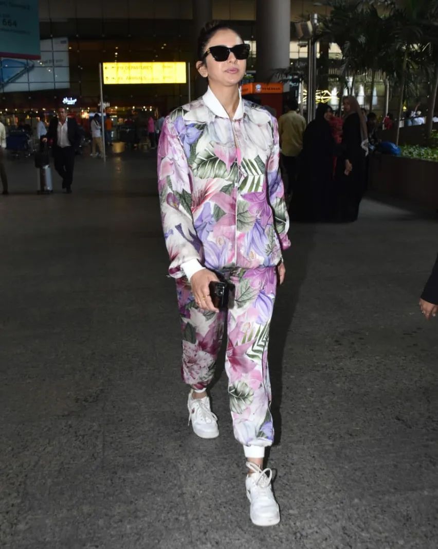 एयरपोर्ट पर कूल लुक में स्पॉट हुईं रकुल प्रीत सिंह, स्माइल ने जीत लिया फैंस का दिल