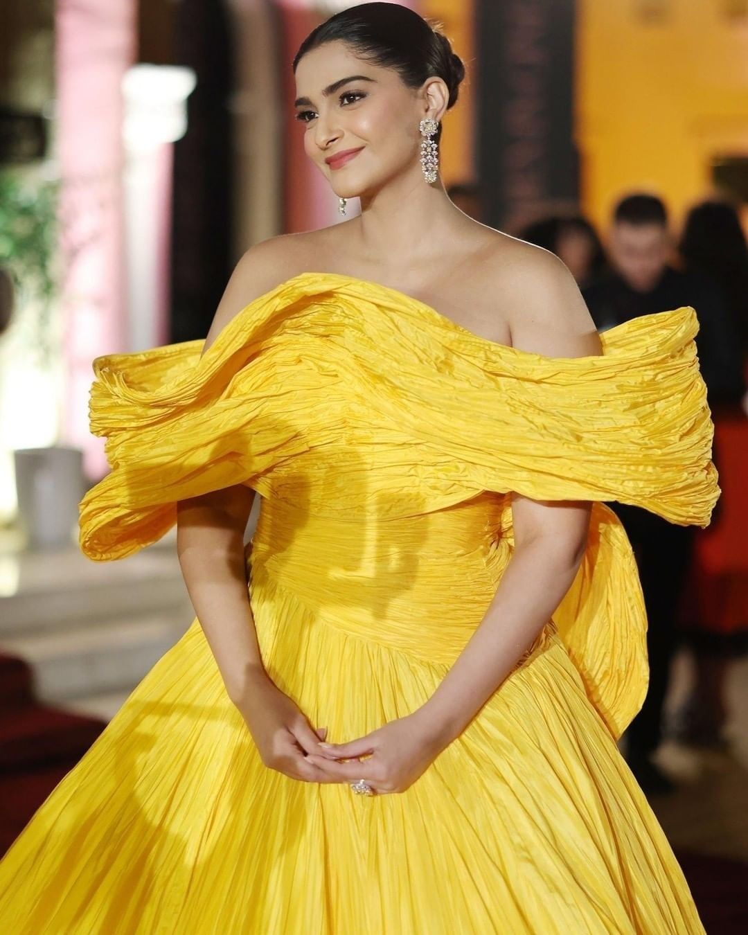 डिलीवरी के तीन महीने बाद ही रेड कार्पेट पर उतरीं Sonam Kapoor, लुक्स देखकर हैरान हुए लोग