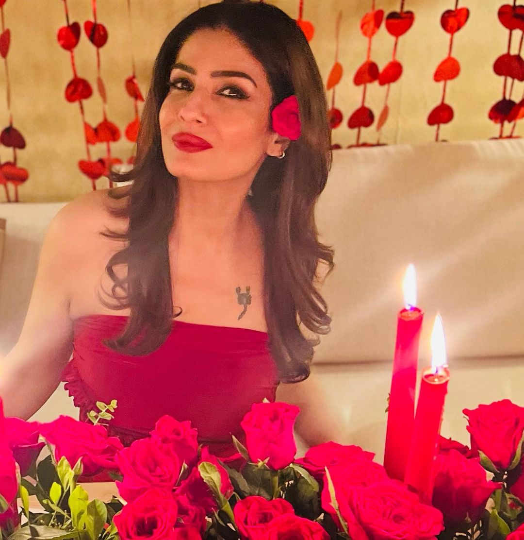 गुलाब और मोमबत्ती के साथ मदमस्त नजर आईं रवीना टंडन, तस्वीरें देख उड़ जाएंगे होश