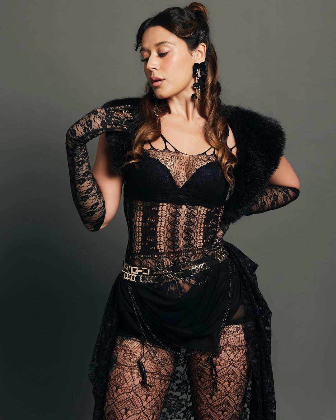 Krishna Shroff Photos: वॉरियर प्रिंसेस बनीं टाइगर श्रॉफ की बहन कृष्णा, ब्लैक ड्रेस में बढ़ाया इंटरनेट का पारा