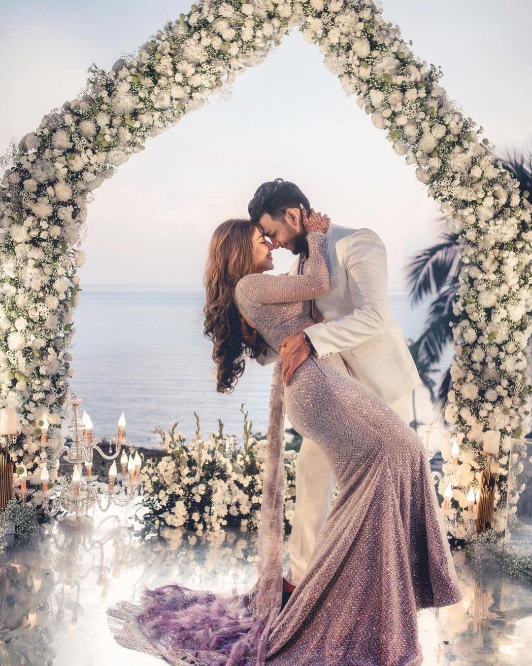 रोका सेरेमनी पर बेहद स्टनिंग लुक में नजर आईं सोनारिका भदौरिया, बॉयफ्रेंड संग दिए रोमांटिक पोज