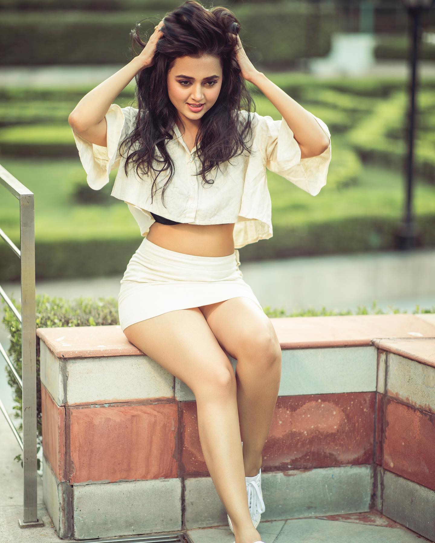 छोटी ड्रेस पहनकर तेजस्वी प्रकाश ने कराया सिजलिंग फोटोशूट, तस्वीरों ने बढ़ाया इंटरनेट का पारा