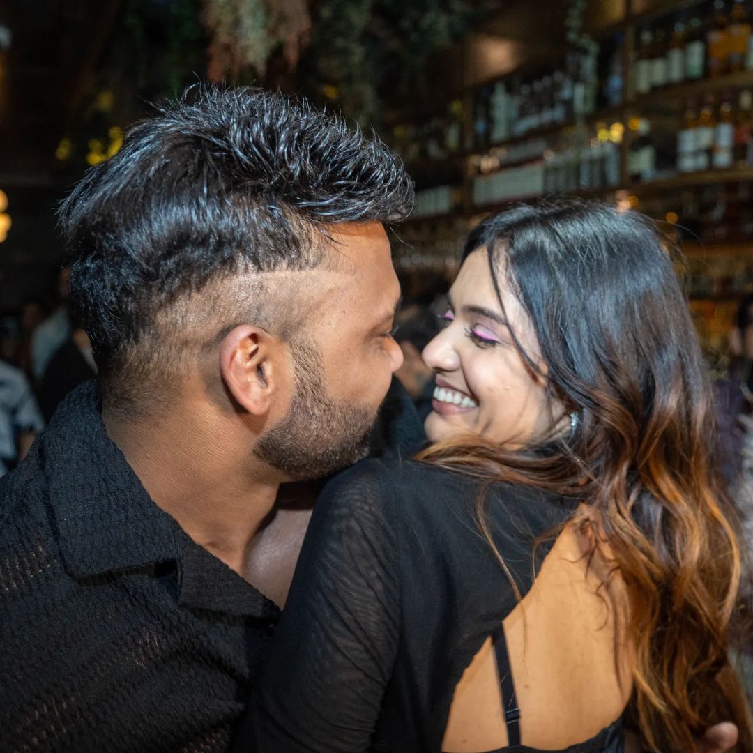 Divya Agarwal ने बर्थडे पार्टी की अनसीन फोटोज की शेयर, मंगेतर अपूर्व को किस करती आईं नजर