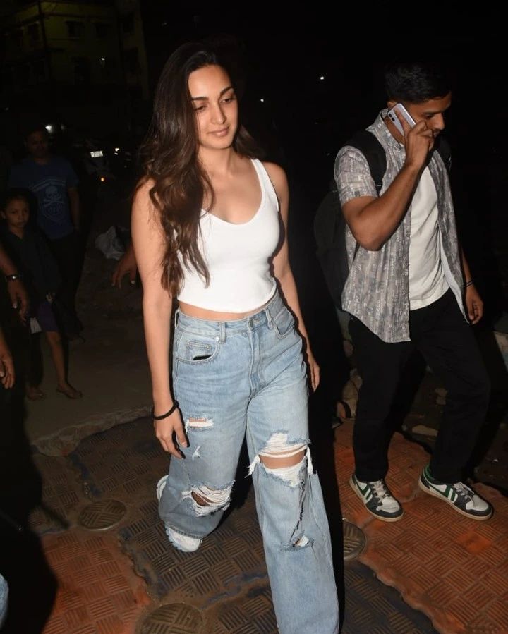 नो मेकअप लुक में मुंबई की सड़कों पर स्पॉट हुईं Kiara Advani, तस्वीरें ने जीता फैंस का दिल