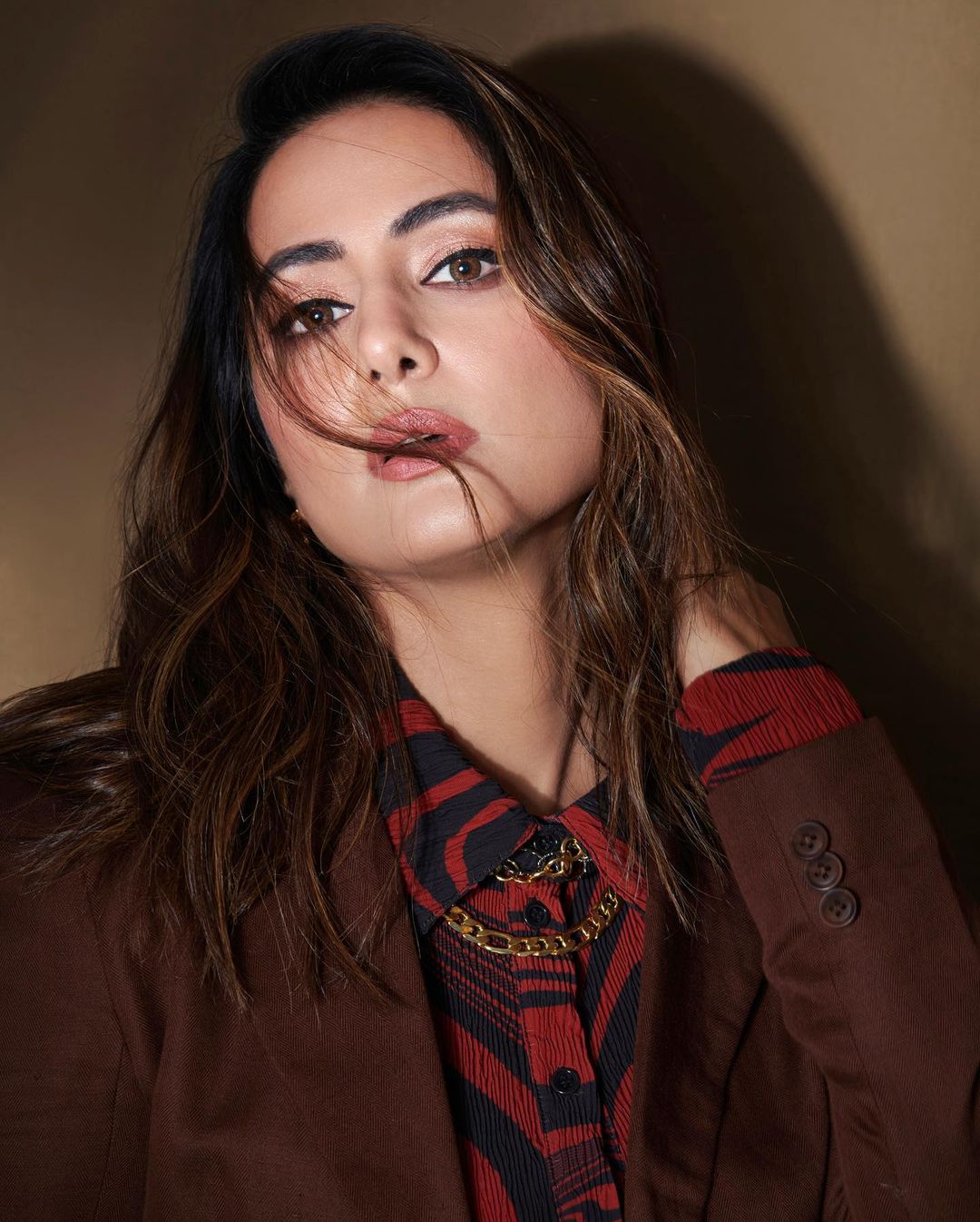 लहराती जुल्फें, अदाएं बेहिसाब, हिना खान की खूबसूरती के दीवाने हुए फैंस