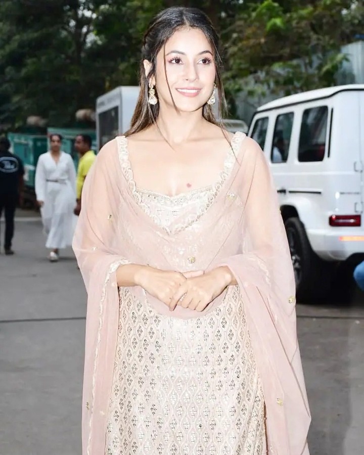 Shehnaaz Gill ने शरारा पहनकर गिराईं बिजलियां, इंडियन आइडल 13 के सेट पर पंजाबी कुड़ी बनकर लूटा दिल