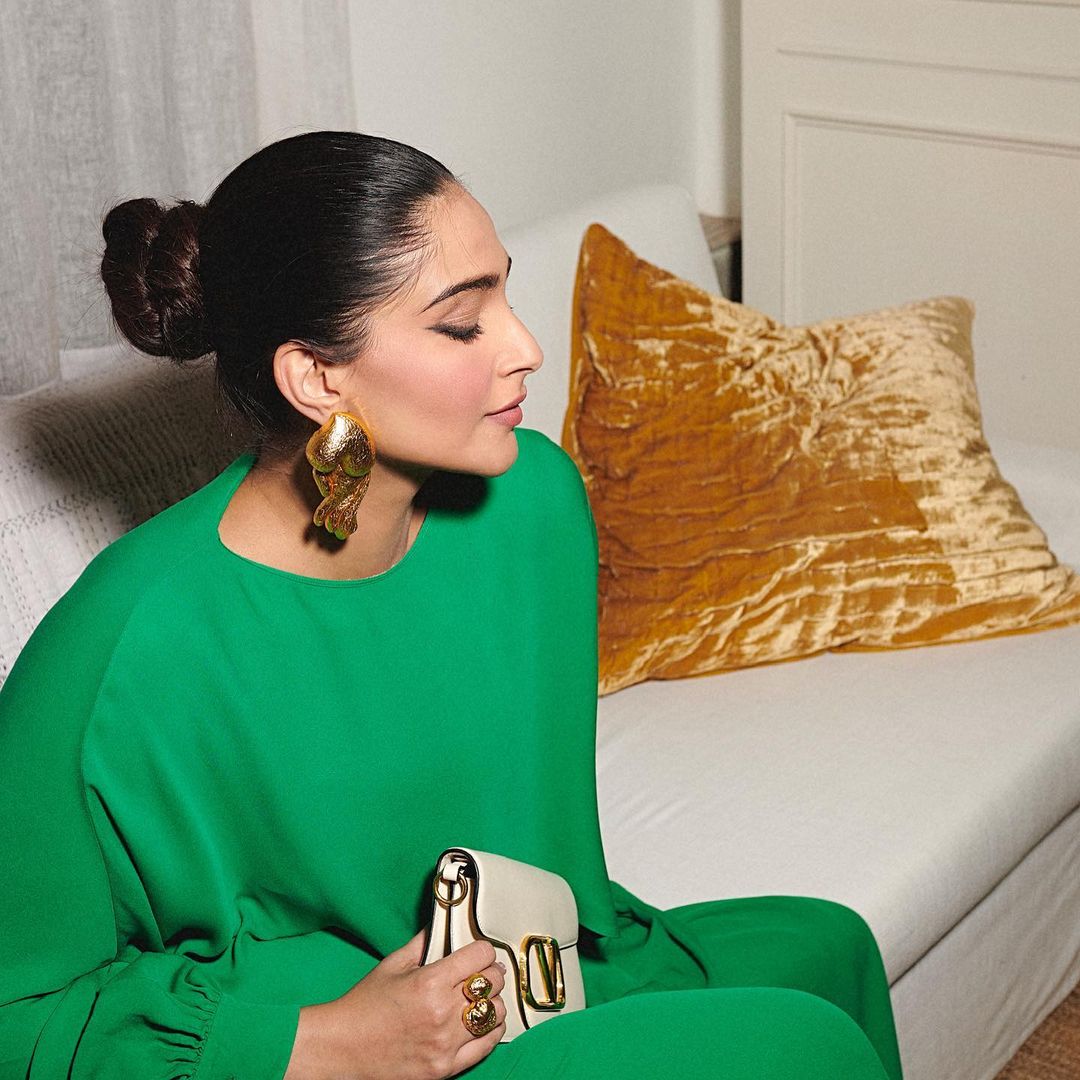 सोनम कपूर ने ग्रीन गाउन में करवाया खूबसूरत फोटो, देखें हॉट तस्वीरें