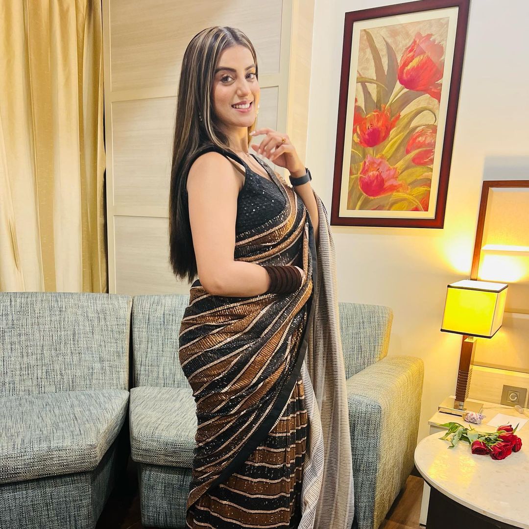Akshara Singh को साड़ी में देख किसने दिए उन्हें गुलाब, नए लुक में बॉलीवुड एक्ट्रेसेस को दी भोजपुरी क्वीन ने मात