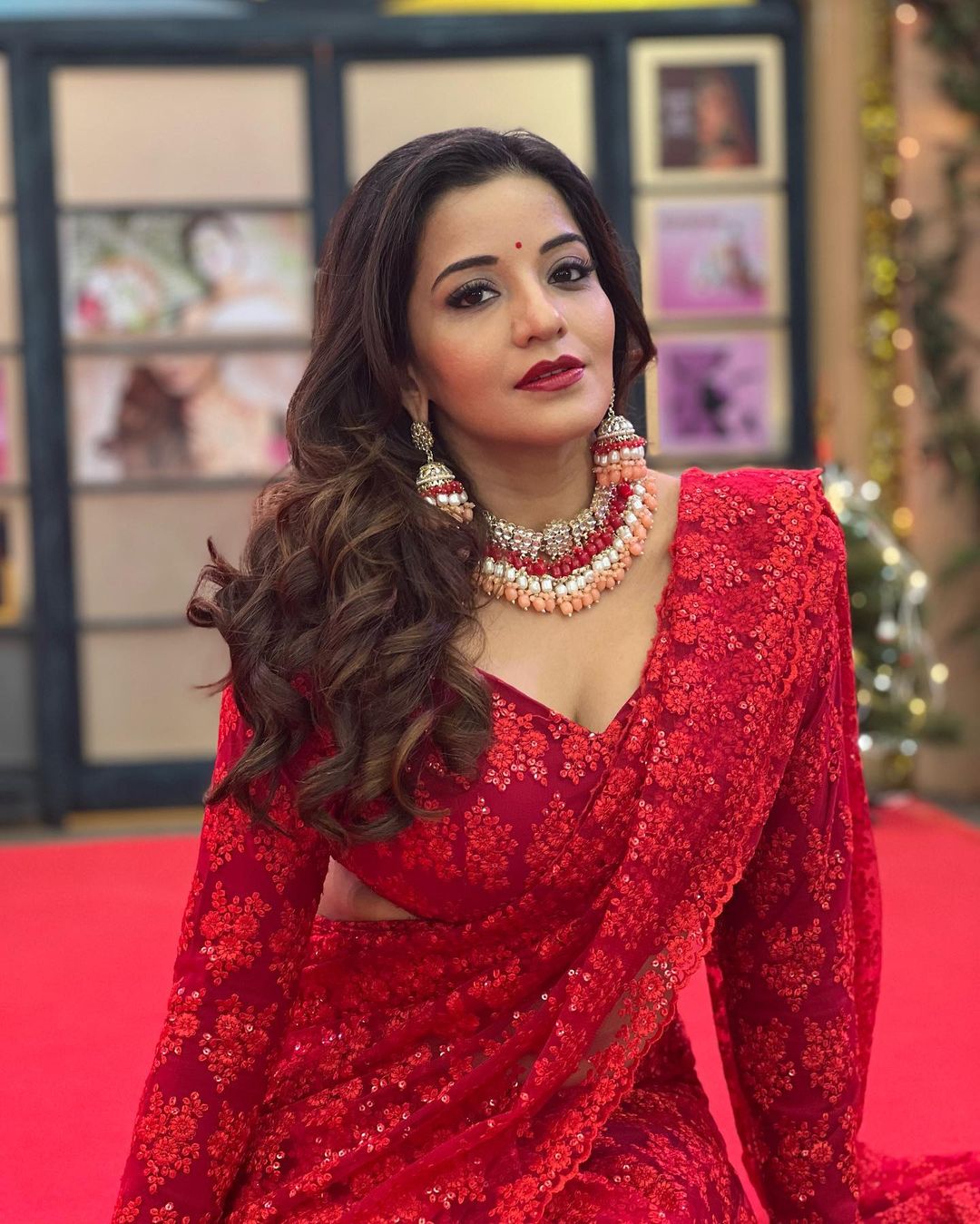 बोल्डनेस छोड़ ‘संस्कारी’ बनीं मोनालिसा, लाल साड़ी में दिए ऐसे-ऐसे पोज़