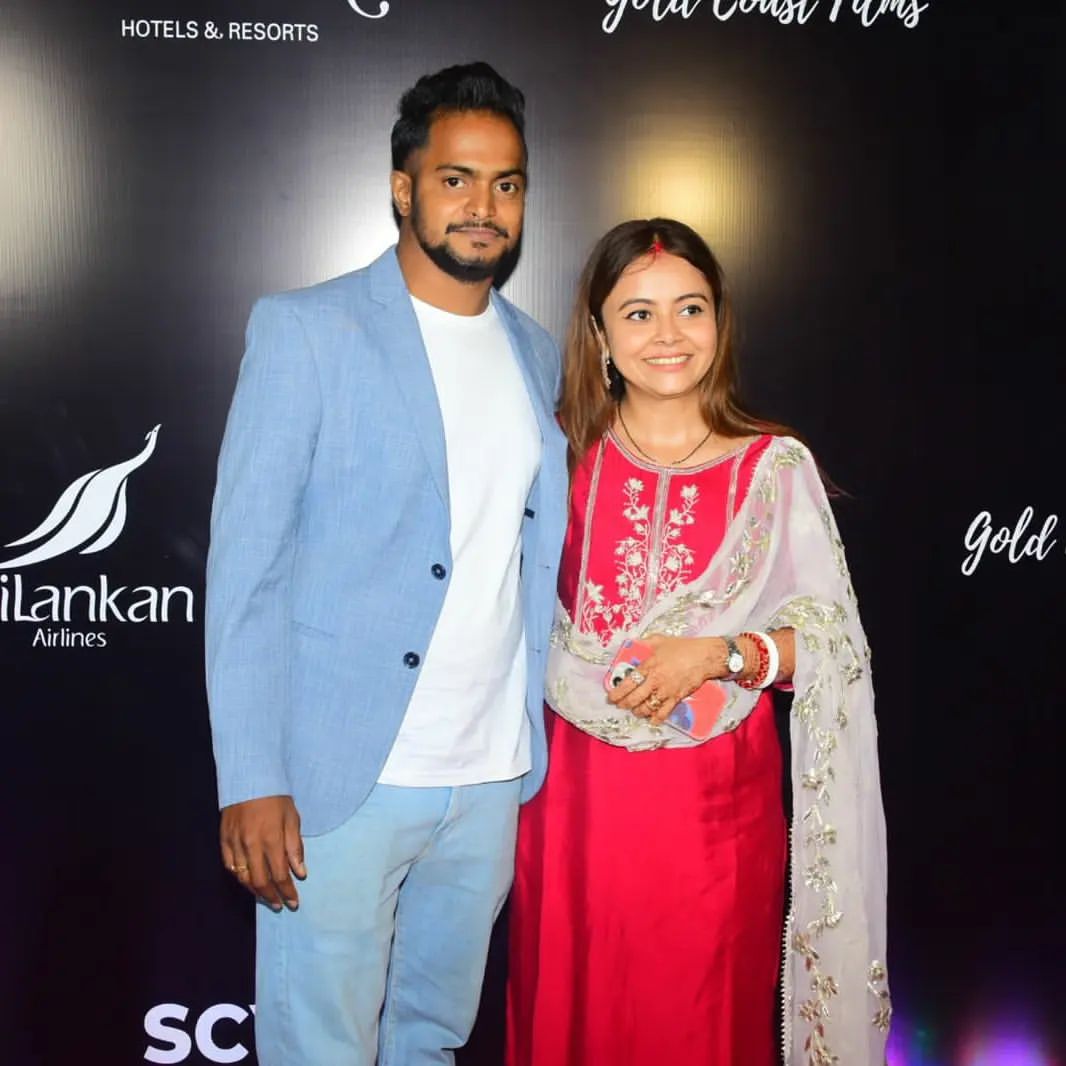 बांहों में बांहें डाले पति के साथ दिखीं देवोलीना, मांग में सिंदूर और मंगलसूत्र ने खींचा ध्यान