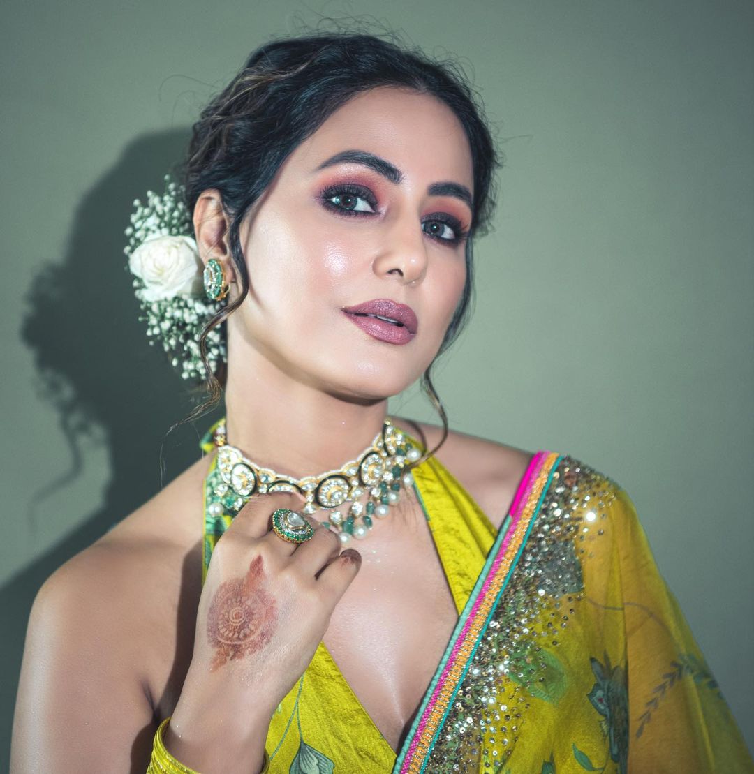 हिना खान ने फूलों के प्रिंट साड़ी में इंटरनेट पर बढ़ाई गर्मी, देखें बोल्ड फोटो