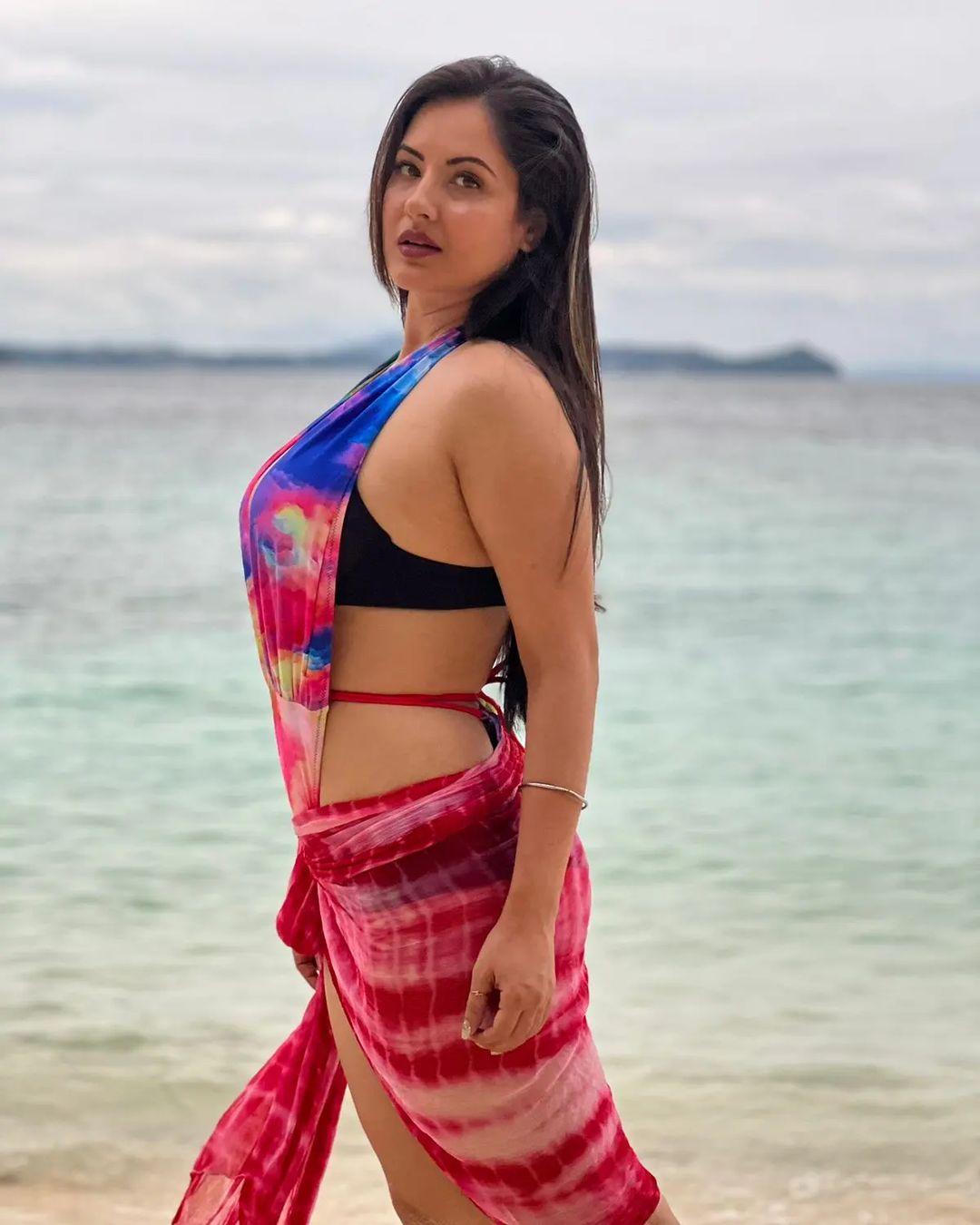 दिन पर दिन बोल्ड होती जा रहीं ये हसीना, पहनी ऐसी ड्रेस सिर्फ एक जगह अटक रही नजर