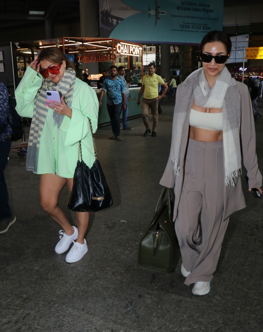 Malaika Arora ने छोटी बहन अमृता संग एयरपोर्ट पर मारी एंट्री, डीपनेक स्पोर्ट्स ब्रा में दिखाया किलर फिगर