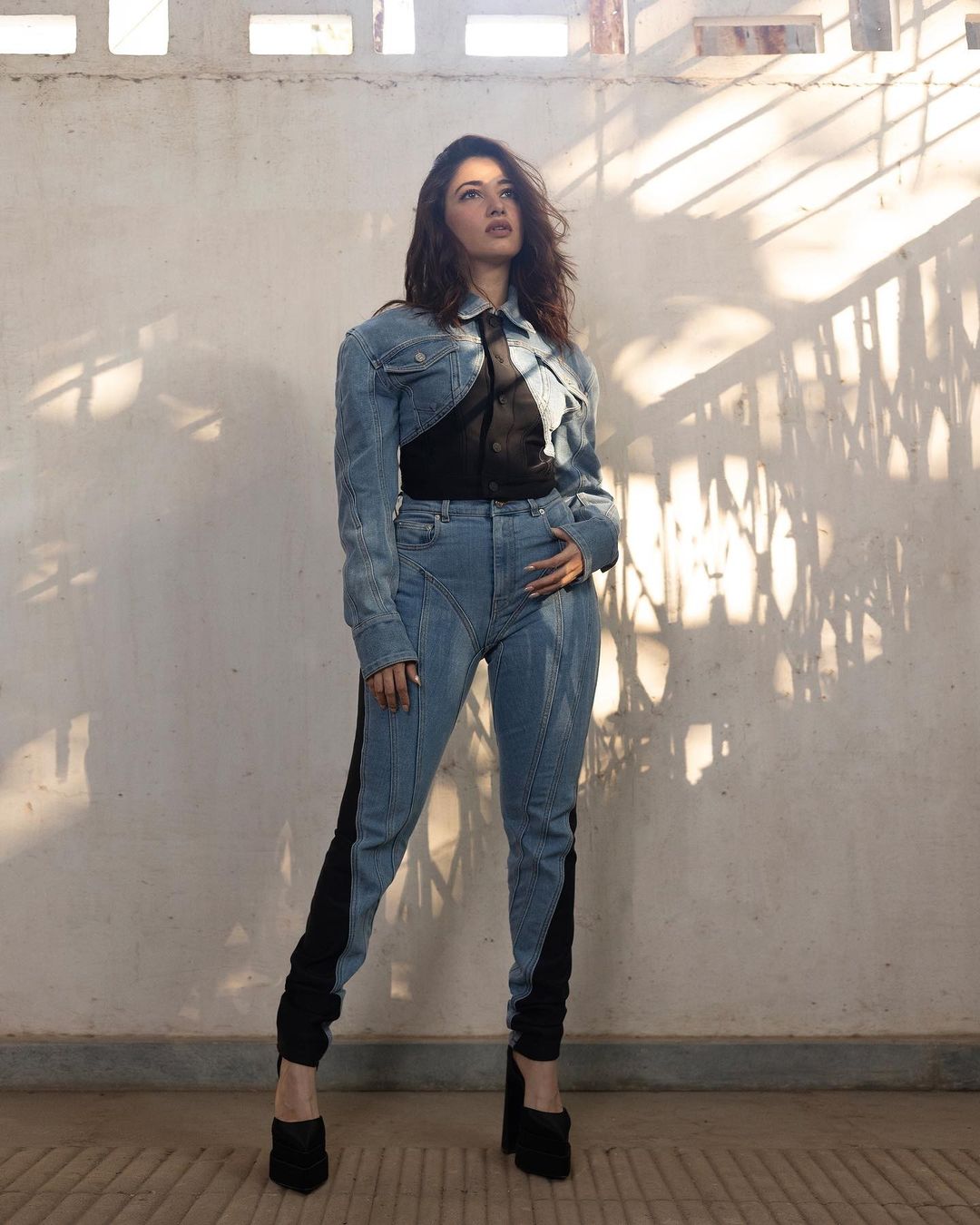 डबल टोंड जींस का चला ट्रेंड, तमन्ना भाटिया की तरह आप भी कर सकती हैं कैरी