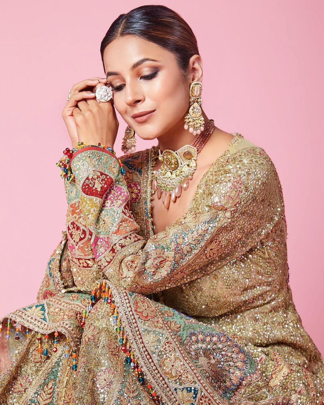 गोल्डन शरारा..सिर पर कढ़ाईदार दुपट्टा ओढ़ Shehnaaz Gill ने दिए शर्माते हुए पोज