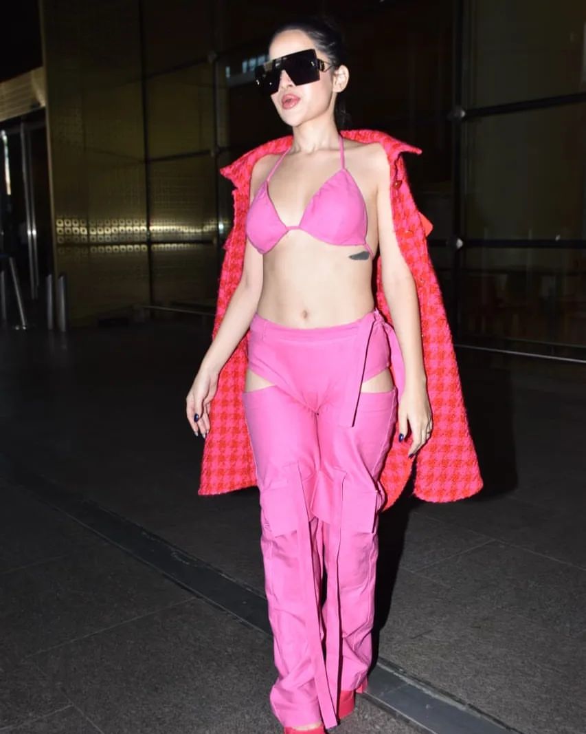 पिंक ब्रालेट के साथ कटी-फटी पेंट पहने एयरपोर्ट पर स्पॉट हुईं उर्फी जावेद, ग्लैमरस लुक में लूटी महफिल