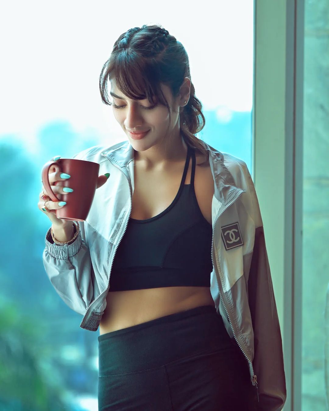 TMC सांसद नुसरत जहां ने ब्रालेट पहन जिम में करा डाला ऐसा फोटोशूट, देखकर हर किसी की खुली रह गईं आंखें!