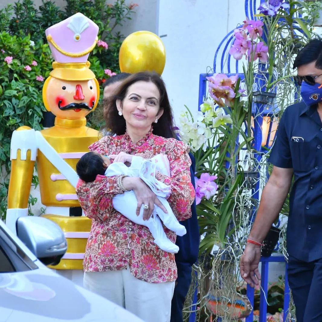 Isha Ambani Photos: बच्चों के साथ मुंबई पहुंचीं ईशा अंबानी, मुकेश अंबानी सहित पूरे परिवार ने किया ग्रैंड वेलकम