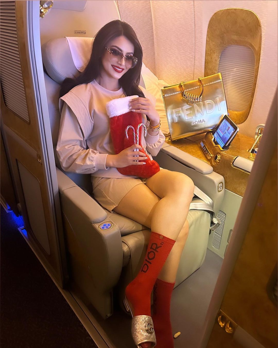 उर्वशी रौतेला का क्रिसमस पर दिखा खूबसूरत और बोल्ड अंदाज