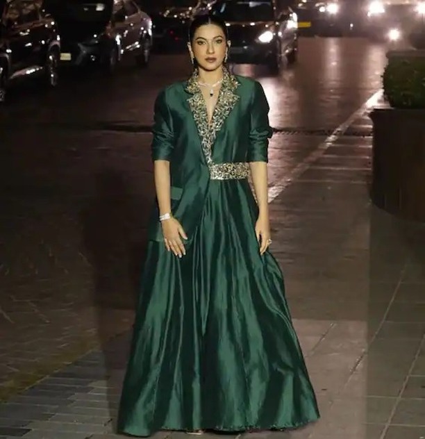 प्रेग्नेंसी अनाउंसमेंट के बाद पहली बार स्पॉट हुईं गौहर खान, ग्रीन आउटफिट में होने वाली मां के चेहरे पर दिखा ग्लो