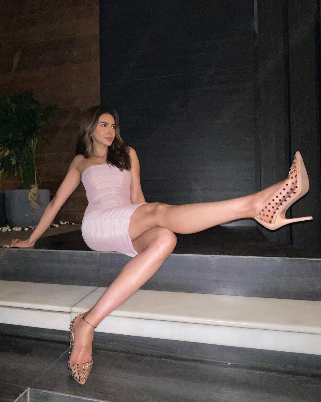 ऑफ शोल्डर बेबी पिंक शॉर्ट ड्रेस में क्यूट लगीं रकुल प्रीत सिंह, फोटोज में देखें एक्ट्रेस का कातिलाना अंदाज