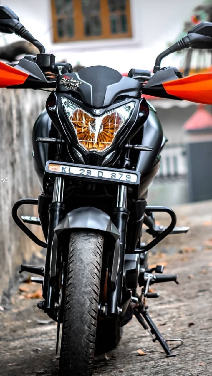 आधे से कम कीमत में मिल रही Bajaj की स्पोर्ट बाइक, वारंटी के साथ 50 kmpl का माइलेज