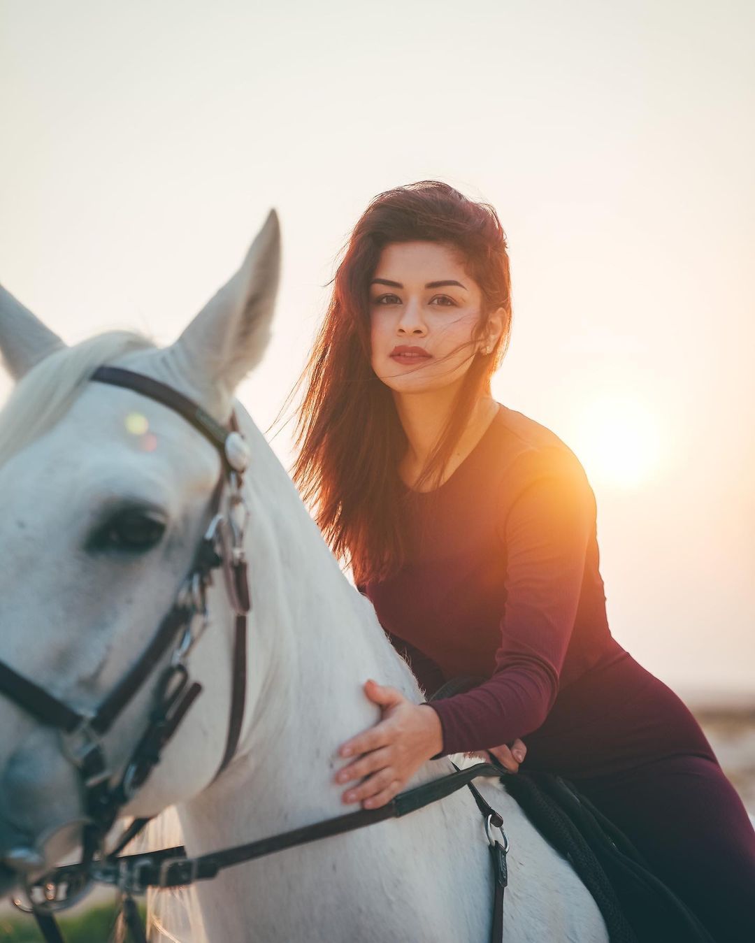 पहले नहीं देखा होगा 21 साल की अवनीत कौर का ऐसा अंदाज, घुड़सवारी करते हुए दिखाया स्वैग